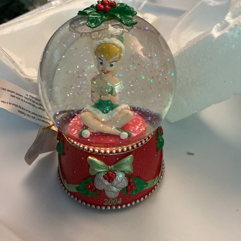 Christmas 2004 Exclusive Disney Store Tinker Bell Lighted Snow Globe